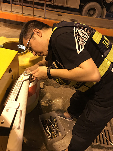 圖為堅(jiān)守一線的工作人員 陳瑩攝.jpg